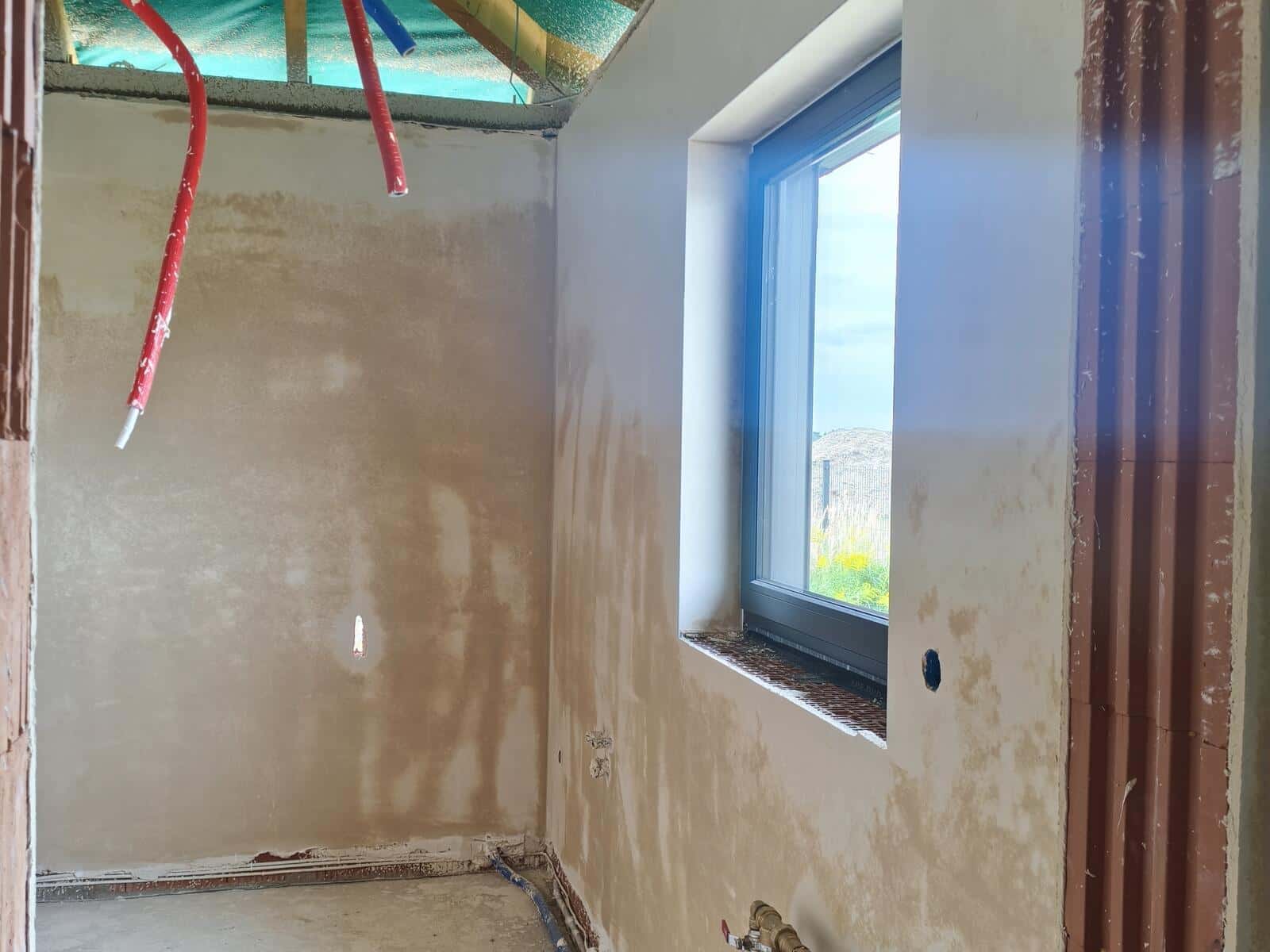 Łazienka po tynkach maszynowych z wyprowadzonymi instalacjami