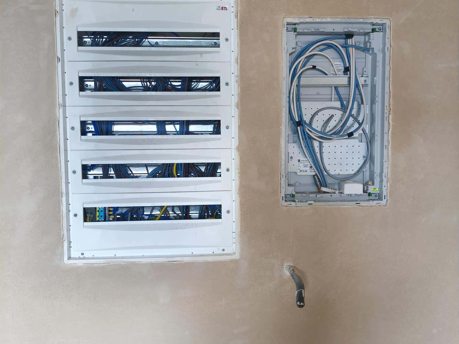 Rozdzielnica elektryczna równo wtynkowana w ścianę